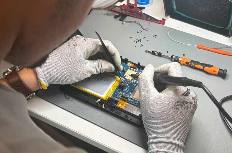 un collaborateur répare une tablette