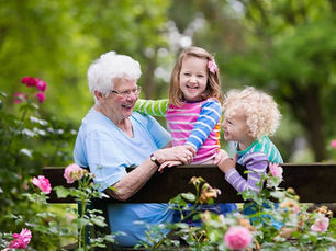 une grand-mère qui passe un bon moment avec ses petites-filles