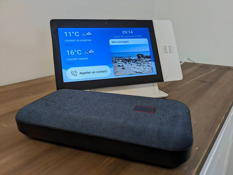 Du matériel de téléassistance : une centrale tactile affichant la météo et des messages, et un boîtier Nano