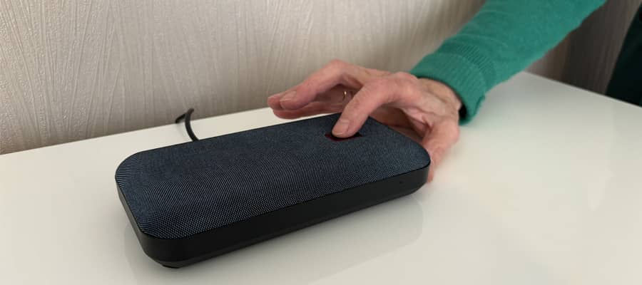 le boîtier transmetteur de téléassistance et son bouton d'alerte