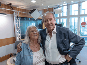 Catherine et Christian Morin de Radio Classique lors de la réalisation de son rêve par Rêves de Seniors, en partenariat avec Arkéa Care.