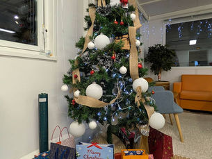 sapin de noel dans les locaux de Arkea Care a Brest