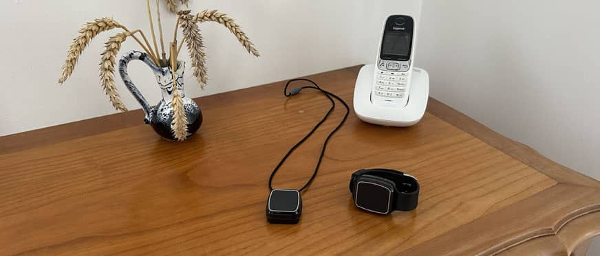 boutons bracelet et médaillon posés sur un meuble
